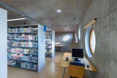 HRADEC KRALOVE, CZECH REPUBLIC - 10 Aralık 2020: Araştırma Kütüphanesi bir devlet üniversitesi kütüphanesidir. Yuvarlak pencereleri ve kitaplıkları olan modern bir iç mekan. Olağanüstü bir beton bina.