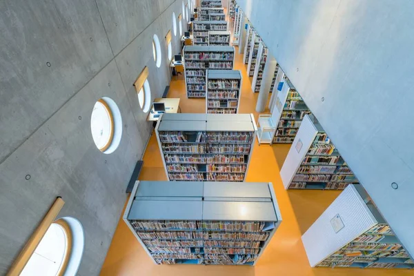Czech Republic 2020年12月10日 研究図書館は公立大学図書館です 円形の窓や本棚があるモダンなインテリア素晴らしいコンクリートの建物 — ストック写真