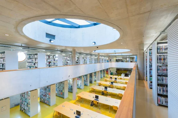 Czech Republic 2020年12月10日 研究図書館は公立大学図書館です 円形の窓や本棚があるモダンなインテリア素晴らしいコンクリートの建物 — ストック写真