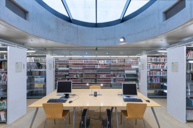HRADEC KRALOVE, CZECH REPUBLIC - 10 Aralık 2020: Araştırma Kütüphanesi bir devlet üniversitesi kütüphanesidir. Yuvarlak pencereleri ve kitaplıkları olan modern bir iç mekan. Olağanüstü bir beton bina.