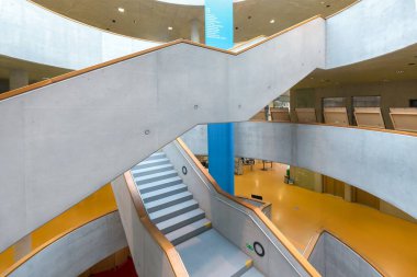 HRADEC KRALOVE, CZECH REPUBLIC - 10 Aralık 2020: Araştırma Kütüphanesi bir devlet üniversitesi kütüphanesidir. Yuvarlak pencereleri ve kitaplıkları olan modern bir iç mekan. Olağanüstü bir beton bina.