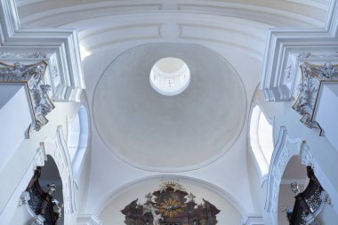 HRADEC KRLOV, CZECH REPUBLIC - 10 ARALIK 2020: Tarihi şehir merkezinde Bakire Meryem 'in Varsayımı Kilisesi. Hradec Krlov, Bohemya 'nın Hradec Krlov bölgesinde büyük bir şehirdir.