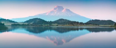 Güzel Shasta Dağı ve Siskiyou Gölü ABD 'nin Kaliforniya eyaletinde gündoğumunda, Shasta Dağı' nın berrak bir göldeki temiz sudaki yansıması. Siskiyou İlçesi