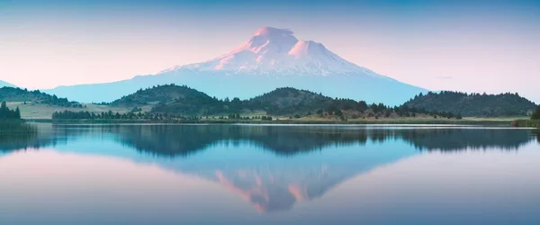 Krásná Hora Shasta Jezero Siskiyou Odraz Sněhu Vrcholil Mount Shasta — Stock fotografie