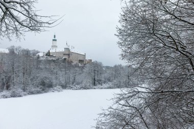 Çek Cumhuriyeti 'nin Hradec Kralove yakınlarındaki Nove Mesto nad Metuji' de kış manzarası. Tepenin tepesindeki şatonun panoraması, donmuş ağaçlar. Merkez, Kentsel anıt rezervasyonu gibidir..