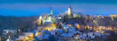 Çek Cumhuriyeti 'nin Hradec Kralove yakınlarındaki Nove Mesto nad Metuji' de kış gecesi manzarası. Şehrin panorama 'sı tepenin üstünde şato, donmuş ağaçlar. Merkez, Kentsel anıt rezervasyonu gibidir..