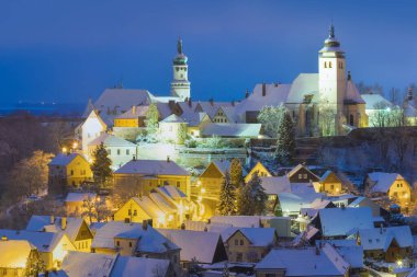 Çek Cumhuriyeti 'nin Hradec Kralove yakınlarındaki Nove Mesto nad Metuji' de kış gecesi manzarası. Şehrin panorama 'sı tepenin üstünde şato, donmuş ağaçlar. Merkez, Kentsel anıt rezervasyonu gibidir..
