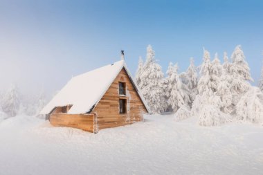 Velka Destna tepesinde, Orlicke dağlarında, Doğu Bohemya 'da, Çek Cumhuriyeti' nde Kartal dağlarında buzlu ağaçlarla kaplı güzel bir dağ evi Prag 'a 150 km uzaklıkta. Gün batımı