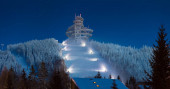 Sky Walk, Kralický Sněžník, Dolní Morava, Česká republika. Stezka na obloze, dřevěná věž v lyžařském středisku za slunečného zimního počasí. Nejpopulárnější rodinná atrakce - destinace, Jeseníky