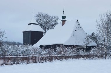 Slavoov 'un eski ahşap kilisesi turistler tarafından ziyaret edilen çok popüler bir anıt. Rönesans çan kulesi şimdiki kiliseden daha orijinal ve eski. Prag yakınlarındaki Hradec Kralove Kilisesi