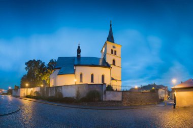 Sonbahar manzarasında kırsal gölet suyu. Renkli ormanın arka planında güzel bir göl. Tatil için romantik bir yer. Romantik yansıma.