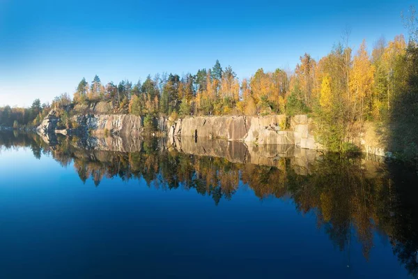 Природа Сельских Водоемов Осеннем Пейзаже Красивое Озеро Фоне Красочного Леса — стоковое фото