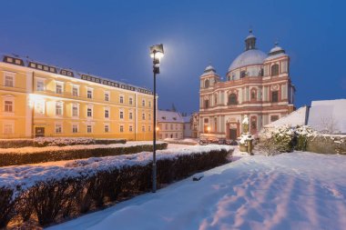 St. Lawrence Bazilikası ve St. Zdislava, Liberec yakınlarındaki Jablonn 'daki Dominik Manastırı' nda bulunan bir Barok kilisesidir. Kuzey Bohemya. Ulusal kültür abidesi..
