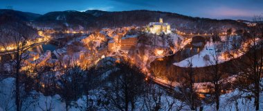 Ortaçağ Madalyonu 'nun güzel şehir manzarasının göz kamaştırıcı manzarası. Loket Kalesi Gotik tarzıyla büyük bir kaya üzerinde, kış mevsiminde renkli binalar, Çek Cumhuriyeti, Karlovy Vary Bölgesi