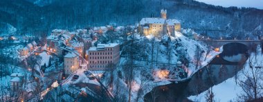 Ortaçağ Madalyonu 'nun güzel şehir manzarasının göz kamaştırıcı manzarası. Loket Kalesi Gotik tarzıyla büyük bir kaya üzerinde, kış mevsiminde renkli binalar, Çek Cumhuriyeti, Karlovy Vary Bölgesi