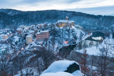 Ortaçağ Madalyonu 'nun güzel şehir manzarasının göz kamaştırıcı manzarası. Loket Kalesi Gotik tarzıyla büyük bir kaya üzerinde, kış mevsiminde renkli binalar, Çek Cumhuriyeti, Karlovy Vary Bölgesi