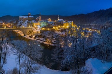 Ortaçağ Madalyonu 'nun güzel şehir manzarasının göz kamaştırıcı manzarası. Loket Kalesi Gotik tarzıyla büyük bir kaya üzerinde, kış mevsiminde renkli binalar, Çek Cumhuriyeti, Karlovy Vary Bölgesi