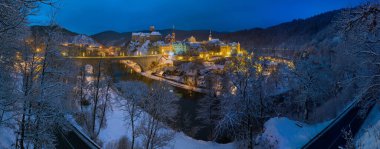 Ortaçağ Madalyonu 'nun güzel şehir manzarasının göz kamaştırıcı manzarası. Loket Kalesi Gotik tarzıyla büyük bir kaya üzerinde, kış mevsiminde renkli binalar, Çek Cumhuriyeti, Karlovy Vary Bölgesi