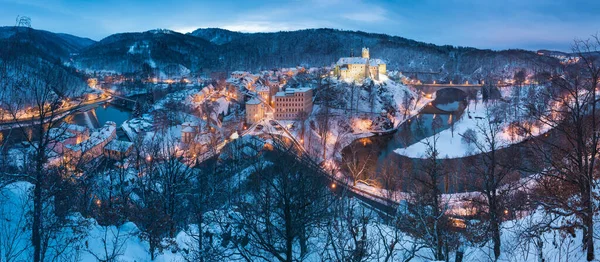 Ortaçağ Madalyonu 'nun güzel şehir manzarasının göz kamaştırıcı manzarası. Loket Kalesi Gotik tarzıyla büyük bir kaya üzerinde, kış mevsiminde renkli binalar, Çek Cumhuriyeti, Karlovy Vary Bölgesi