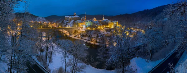 Ortaçağ Madalyonu 'nun güzel şehir manzarasının göz kamaştırıcı manzarası. Loket Kalesi Gotik tarzıyla büyük bir kaya üzerinde, kış mevsiminde renkli binalar, Çek Cumhuriyeti, Karlovy Vary Bölgesi