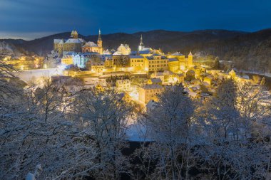 Ortaçağ Madalyonu 'nun güzel şehir manzarasının göz kamaştırıcı manzarası. Loket Kalesi Gotik tarzıyla büyük bir kaya üzerinde, kış mevsiminde renkli binalar, Çek Cumhuriyeti, Karlovy Vary Bölgesi