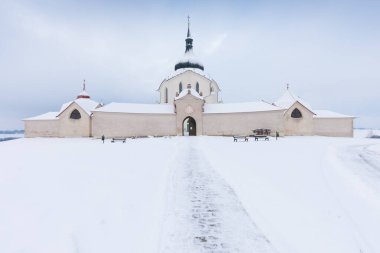 Çek Cumhuriyeti 'nin Zelena Hora kentindeki Aziz John Kilisesi, mimar Santini Aichl' in başyapıtıdır. Çek Kültür Mirası ve UNESCO Dünya Mirası anıtıdır. Avrupa 'da Barok Gotik