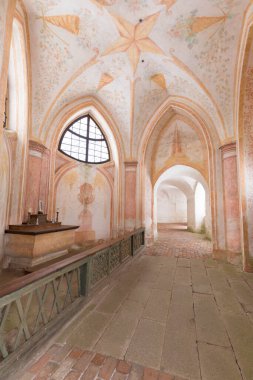 Çek Cumhuriyeti 'nin Zelena Hora kentindeki Aziz John Kilisesi, mimar Santini Aichl' in başyapıtıdır. Çek Kültür Mirası ve UNESCO Dünya Mirası anıtıdır. Avrupa 'da Barok Gotik