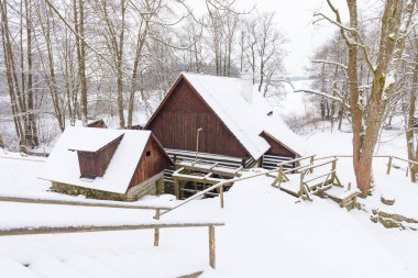 VESELY KOPEC, CZECH REUBLIC - 30 Ocak 2020: Vesely Kopec halkının ahşap evi açık hava müzesi. Çek kırsal mimarisi. Vysocina, Çek Cumhuriyeti. Kışın geleneksel ahşap kulübe.