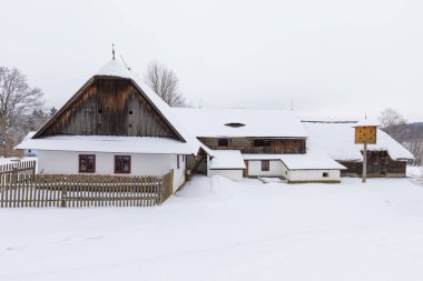 VESELY KOPEC, CZECH REUBLIC - 30 Ocak 2020: Vesely Kopec halkının ahşap evi açık hava müzesi. Çek kırsal mimarisi. Vysocina, Çek Cumhuriyeti. Kışın geleneksel ahşap kulübe.