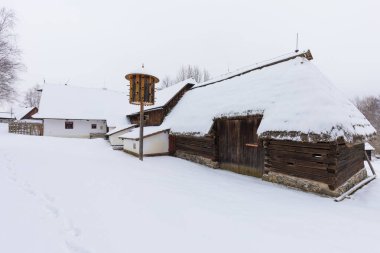 VESELY KOPEC, CZECH REUBLIC - 30 Ocak 2020: Vesely Kopec halkının ahşap evleri açık hava müzesi. Çek kırsal mimarisi. Vysocina, Çek Cumhuriyeti. Kışın geleneksel ahşap kulübe.