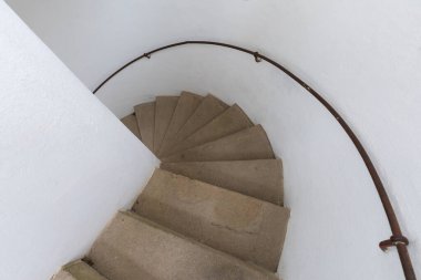 Arka plandaki binanın merdiveni.