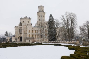 Çek Cumhuriyeti 'ndeki güzel Rönesans Şatosu Hluboka, Güney Bohemya bölgesi Esk Budjovice kasabası yakınlarında. Kış Noel zamanı. Kale 13. yüzyılda kuruldu. En popüler yerlerden biri..