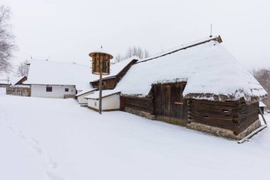 VESELY KOPEC, CZECH REUBLIC - 30 Ocak 2020: Vesely Kopec halkının ahşap evleri açık hava müzesi. Çek kırsal mimarisi. Vysocina, Çek Cumhuriyeti. Kışın geleneksel ahşap kulübe.