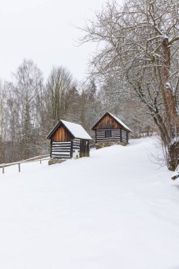 VESELY KOPEC, CZECH REUBLIC - 30 Ocak 2020: Vesely Kopec halkının ahşap evleri açık hava müzesi. Çek kırsal mimarisi. Vysocina, Çek Cumhuriyeti. Kışın geleneksel ahşap kulübe.