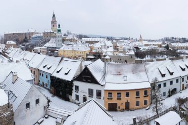 Mikulov Kalesi 'nin güzel tarihi manzarası ve Çek Cumhuriyeti' nin Güney Moravya kentindeki Mikulov 'un tarihi şehir merkezi. Avusturya sınırında gün doğumunda kale. Kış zamanı