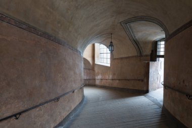 Ortaçağ Madalyonu 'nun güzel şehir manzarasının göz kamaştırıcı manzarası. Loket Kalesi Gotik tarzıyla büyük bir kaya üzerinde, kış mevsiminde renkli binalar, Çek Cumhuriyeti, Karlovy Vary Bölgesi