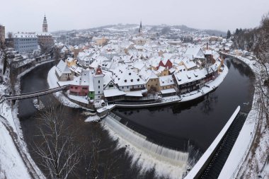 Ortaçağ Madalyonu 'nun güzel şehir manzarasının göz kamaştırıcı manzarası. Loket Kalesi Gotik tarzıyla büyük bir kaya üzerinde, kış mevsiminde renkli binalar, Çek Cumhuriyeti, Karlovy Vary Bölgesi