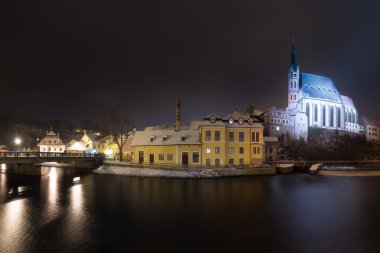 Ortaçağ Madalyonu 'nun güzel şehir manzarasının göz kamaştırıcı manzarası. Loket Kalesi Gotik tarzıyla büyük bir kaya üzerinde, kış mevsiminde renkli binalar, Çek Cumhuriyeti, Karlovy Vary Bölgesi