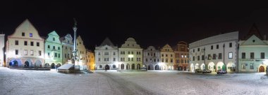 Ortaçağ Madalyonu 'nun güzel şehir manzarasının göz kamaştırıcı manzarası. Loket Kalesi Gotik tarzıyla büyük bir kaya üzerinde, kış mevsiminde renkli binalar, Çek Cumhuriyeti, Karlovy Vary Bölgesi