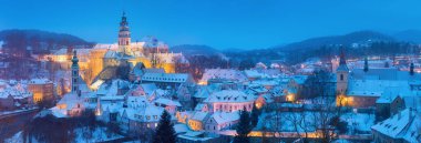 Ortaçağ Madalyonu 'nun güzel şehir manzarasının göz kamaştırıcı manzarası. Loket Kalesi Gotik tarzıyla büyük bir kaya üzerinde, kış mevsiminde renkli binalar, Çek Cumhuriyeti, Karlovy Vary Bölgesi