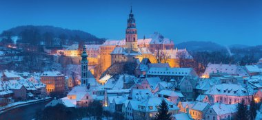 Ortaçağ Madalyonu 'nun güzel şehir manzarasının göz kamaştırıcı manzarası. Loket Kalesi Gotik tarzıyla büyük bir kaya üzerinde, kış mevsiminde renkli binalar, Çek Cumhuriyeti, Karlovy Vary Bölgesi