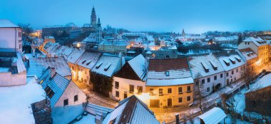 Ortaçağ Madalyonu 'nun güzel şehir manzarasının göz kamaştırıcı manzarası. Loket Kalesi Gotik tarzıyla büyük bir kaya üzerinde, kış mevsiminde renkli binalar, Çek Cumhuriyeti, Karlovy Vary Bölgesi
