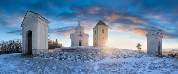 Brno yakınlarındaki Breclav bölgesinde bulunan Mikulov 'daki Haç İstasyonları, Çek topraklarındaki en eski Haç İstasyonlarından biridir. Güzel bir kış gününde küçük bir şapel.