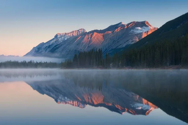 Hermoso Atardecer Las Montañas Lago — Foto de Stock