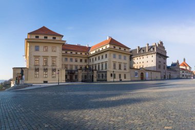 Prag şehrinin manzarası, Çek Cumhuriyeti Prag 'ın tarihi merkezi, alacakaranlıktaki binalar ve anıtlar. Güzel ve romantik bir akşam..