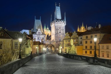 Charles Köprüsü ve Prag 'ın tarihi merkezinde muhteşem bir güneşli gün, karantina kısıtlamaları sırasında Prag, Prag, Çek Cumhuriyeti' nin tarihi şehirlerinin binaları ve simgeleri. Bahar ya da yaz zamanı.