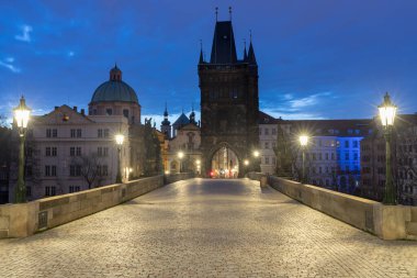 Charles Köprüsü ve Prag 'ın tarihi merkezinde muhteşem bir güneşli gün, karantina kısıtlamaları sırasında Prag, Prag, Çek Cumhuriyeti' nin tarihi şehirlerinin binaları ve simgeleri. Bahar ya da yaz zamanı.