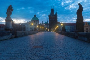 Charles Köprüsü ve Prag 'ın tarihi merkezinde muhteşem bir güneşli gün, karantina kısıtlamaları sırasında Prag, Prag, Çek Cumhuriyeti' nin tarihi şehirlerinin binaları ve simgeleri. Bahar ya da yaz zamanı.