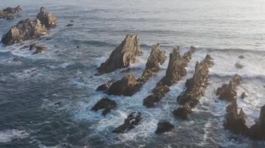 Kuzey İspanya 'da kayalık manzaralı deniz manzarası. Atlantik Okyanusu kıyısı. Güneşli güzel bir gün. Tatil döneminde manzaralı altın kayalıklar ve zümrüt su.