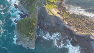 Kuzey İspanya 'da kayalık manzaralı deniz manzarası. Atlantik Okyanusu kıyısı. Güneşli güzel bir gün. Tatil döneminde manzaralı altın kayalıklar ve zümrüt su.